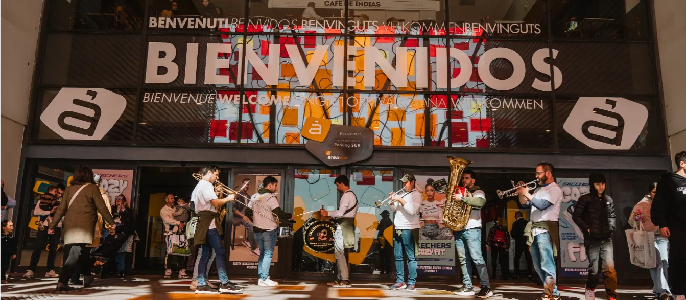 Un carnaval inmersivo que llenó de vida el Centro Comercial Área Sur
